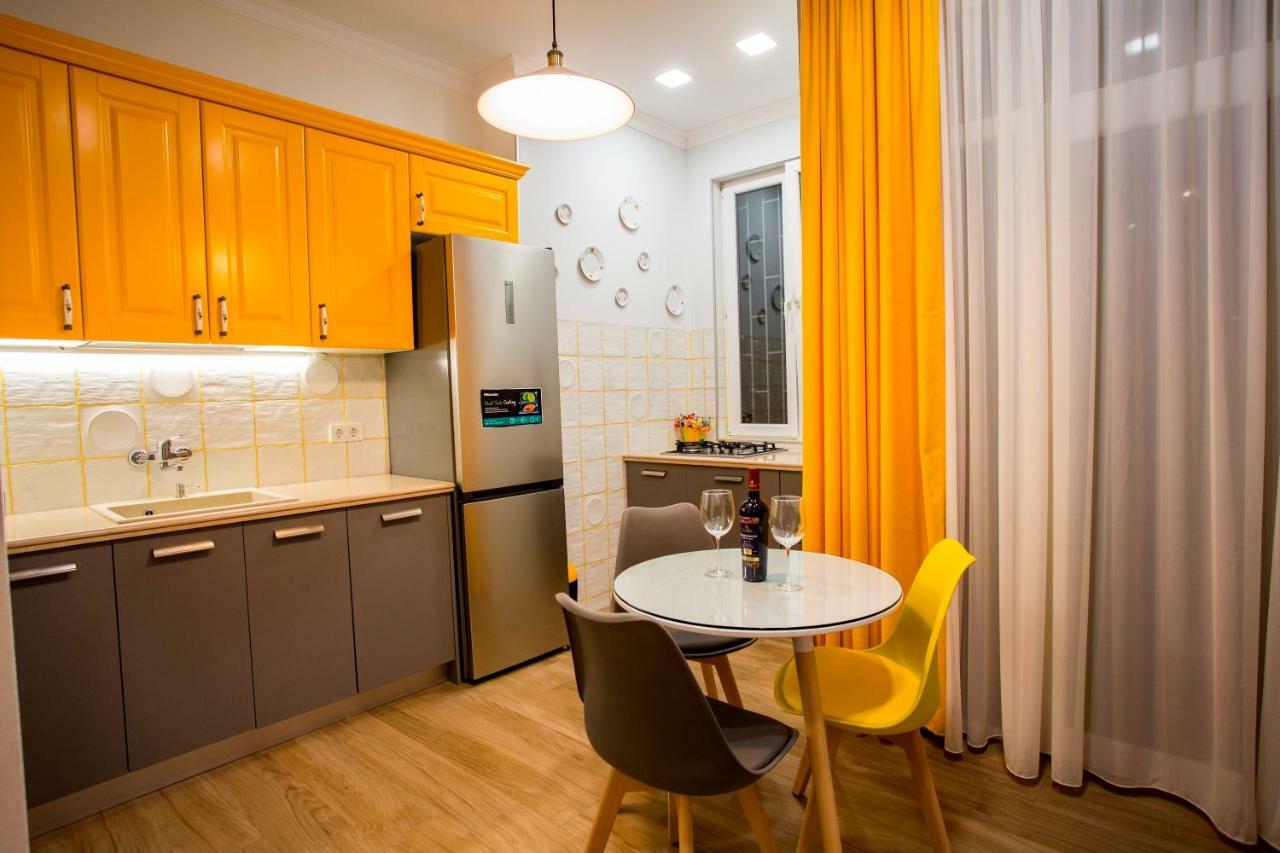 Yellow Apartment In Avlabari Тбилиси Экстерьер фото